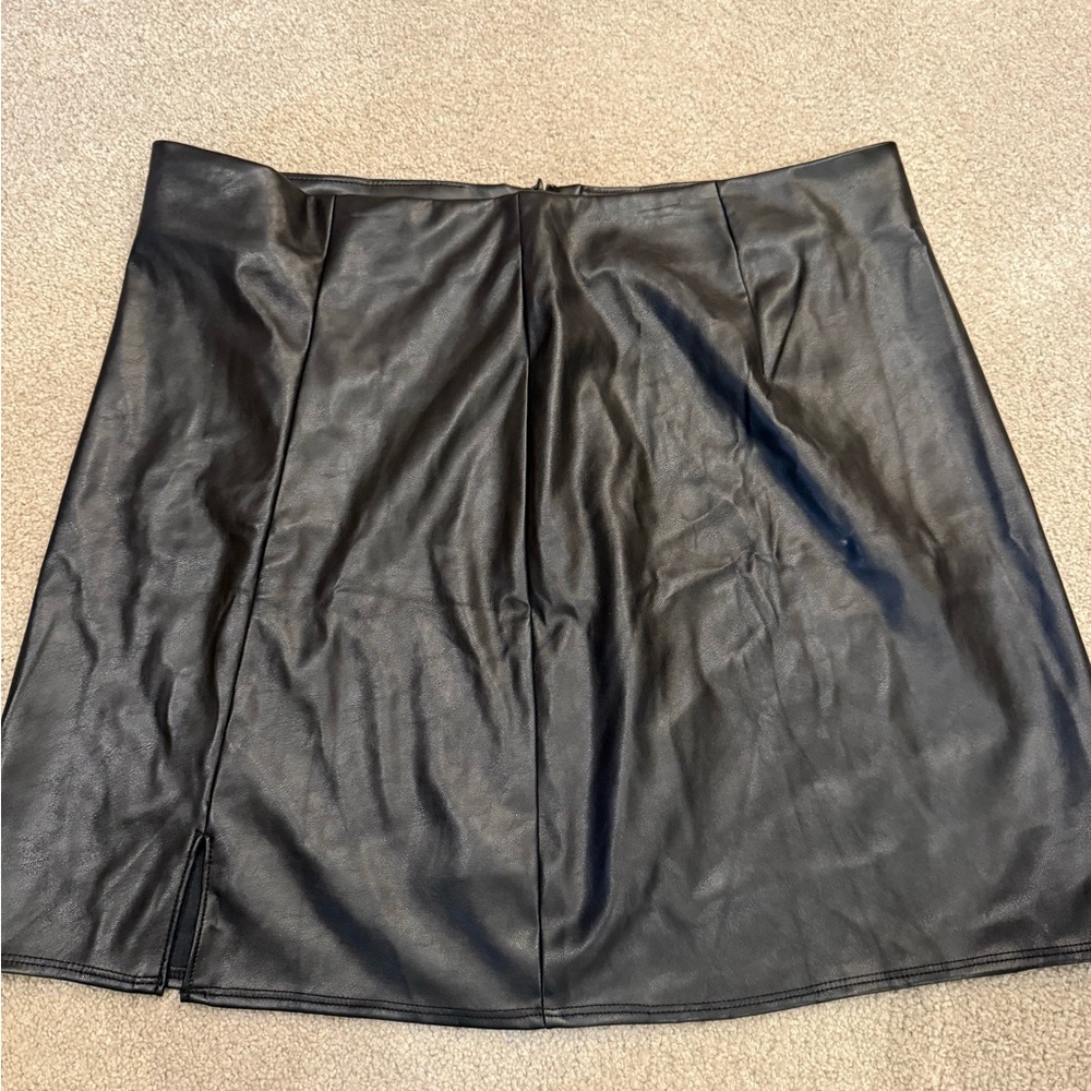 Old navy leather like skirt